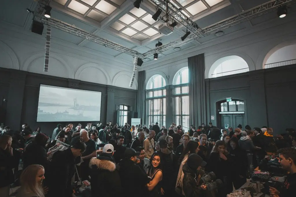 Saal [Quelle: Jakob Dalbjorn]